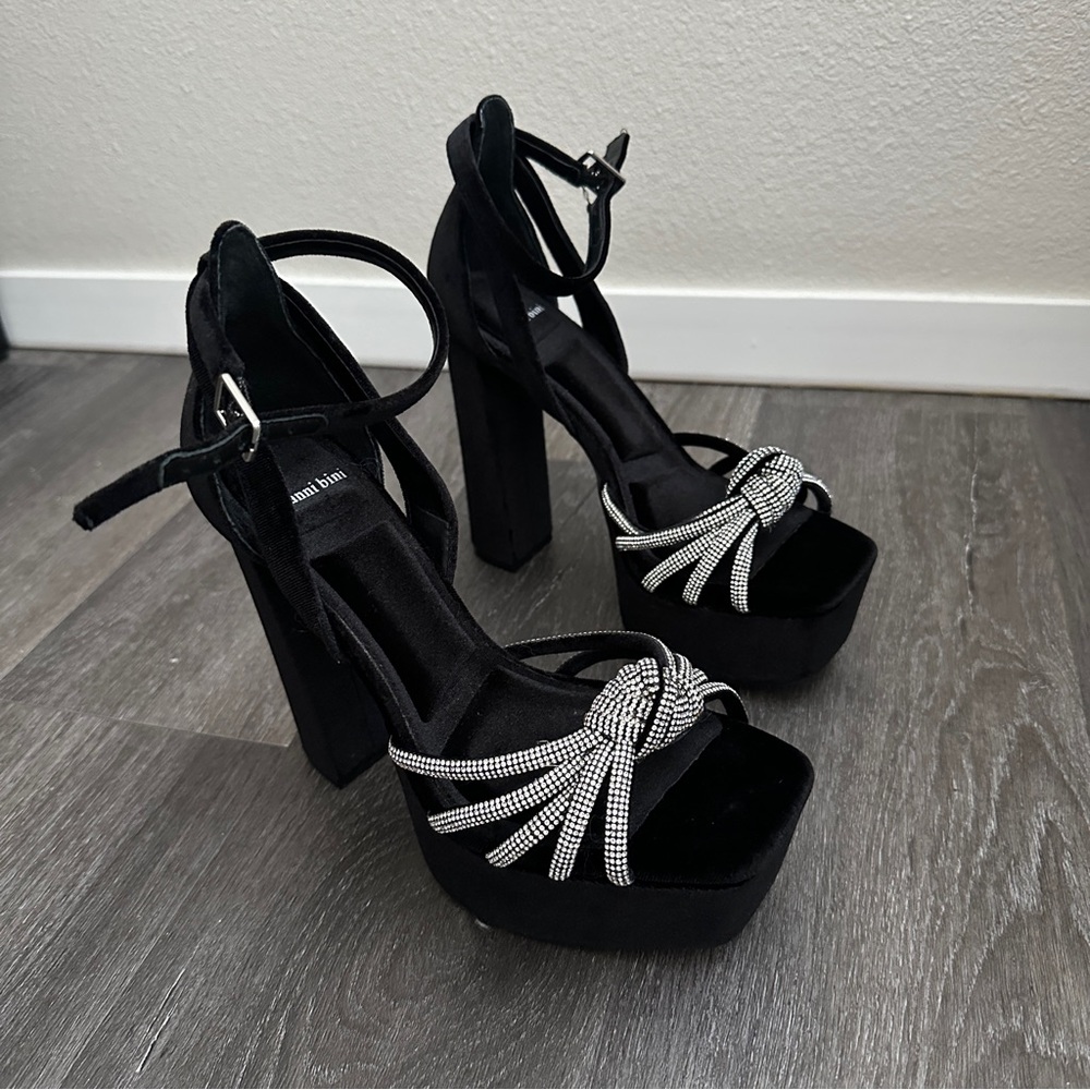 NWOB Gianni Bini Anissa black velvet rhinestone knot platform square toe heels - Picture 2 of 7